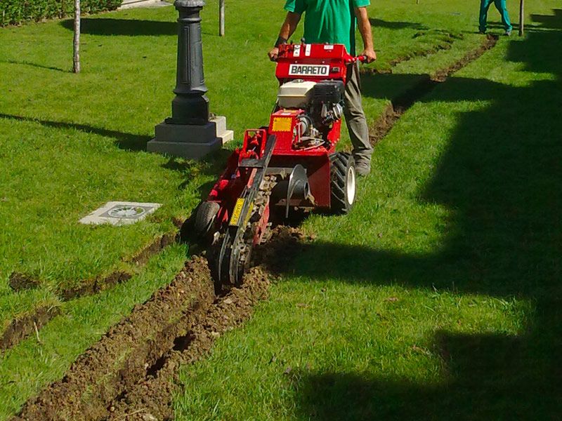 Cavado de zanjas Jardinería López de la Rica en Madrid